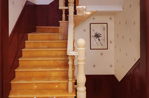 吴忠中式别墅室内汉白玉石楼梯的定制安装装饰效果