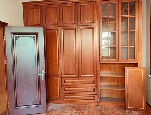 吴忠中式家庭装修里定制的实木衣柜效果图